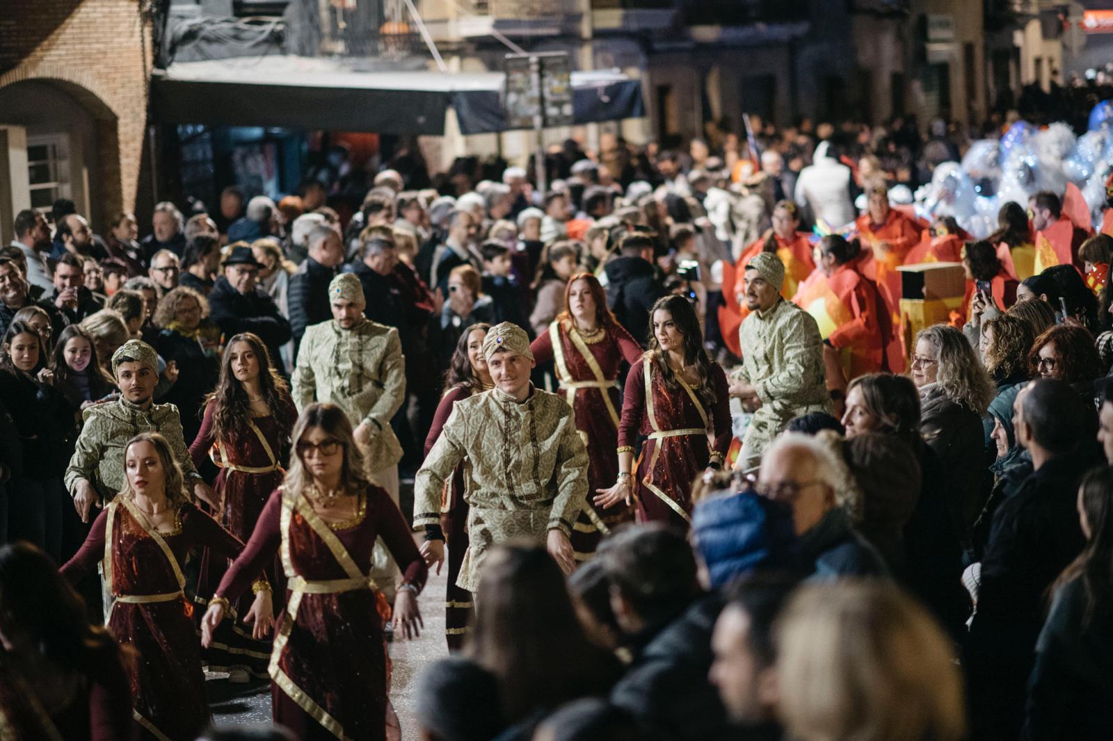 El Grao vibra con el Gran Desfile de Carnaval que atrae a miles de personas cada año