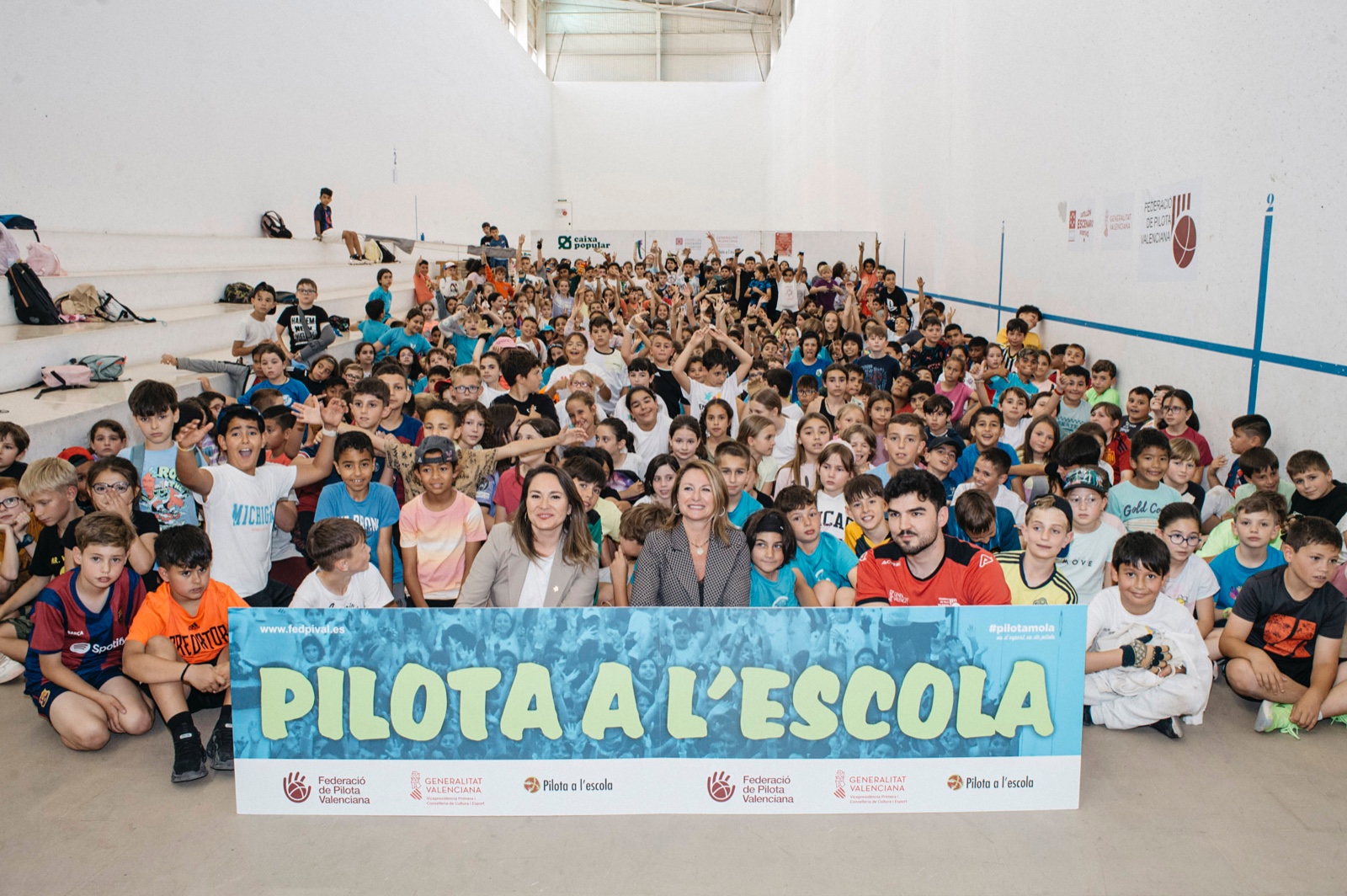 La alcaldesa respalda la Pilota Valenciana y la labor que desempeña la Federación en un encuentro con 500 escolares de toda la provincia