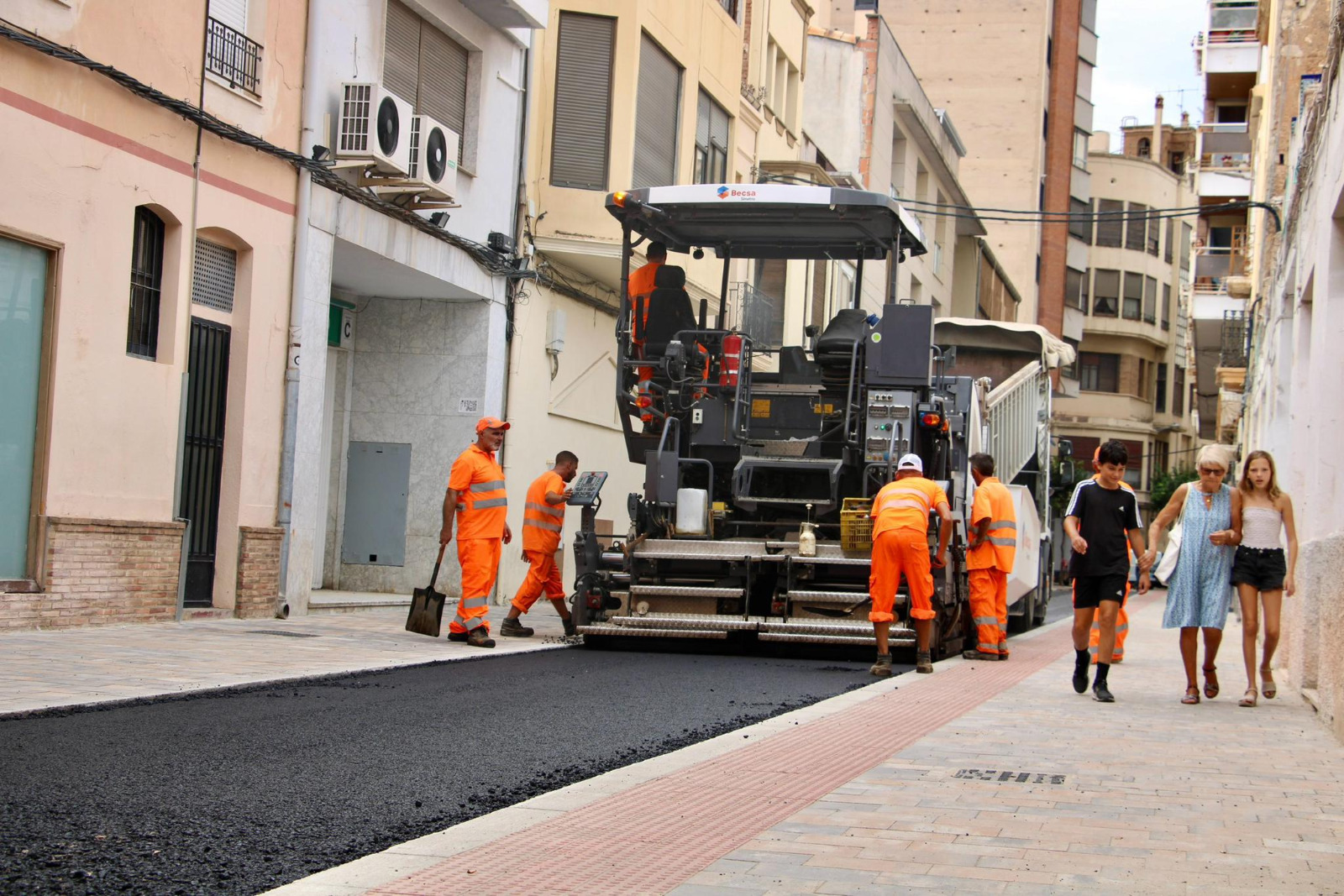 Comença l'asfaltat als carrers Lluis Vives i Temprado