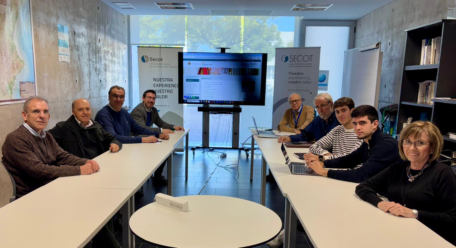 La concejalía de Comercio se reúne con jóvenes emprendedores y SECOT para estudiar mecanismos que fomenten el comercio local
