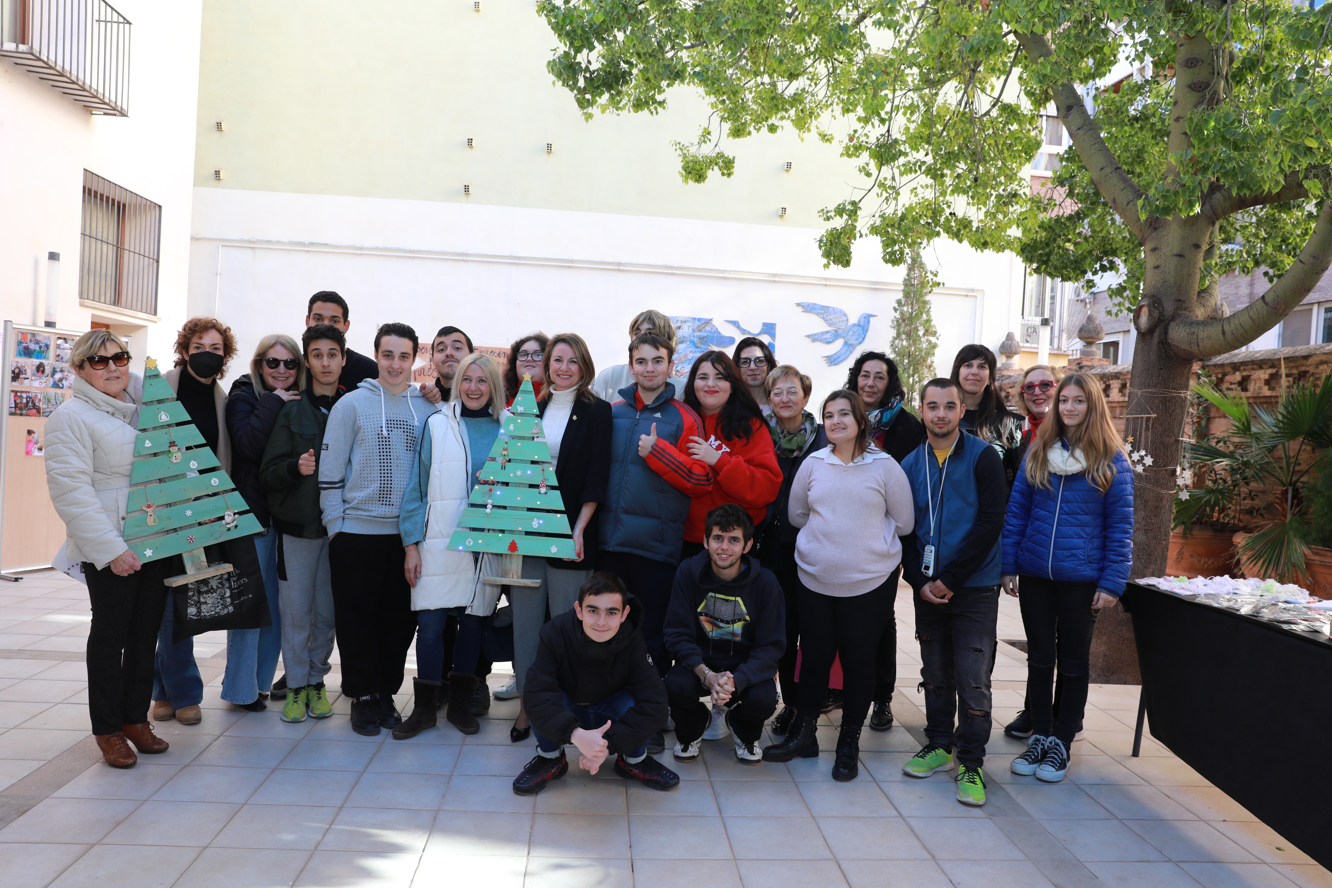 L'alcaldessa de Castelló Begoña Carrasco visita el mercat ambulant nadalenc de l'alumnat del col·legi d'Educació Especial Penyeta Roja