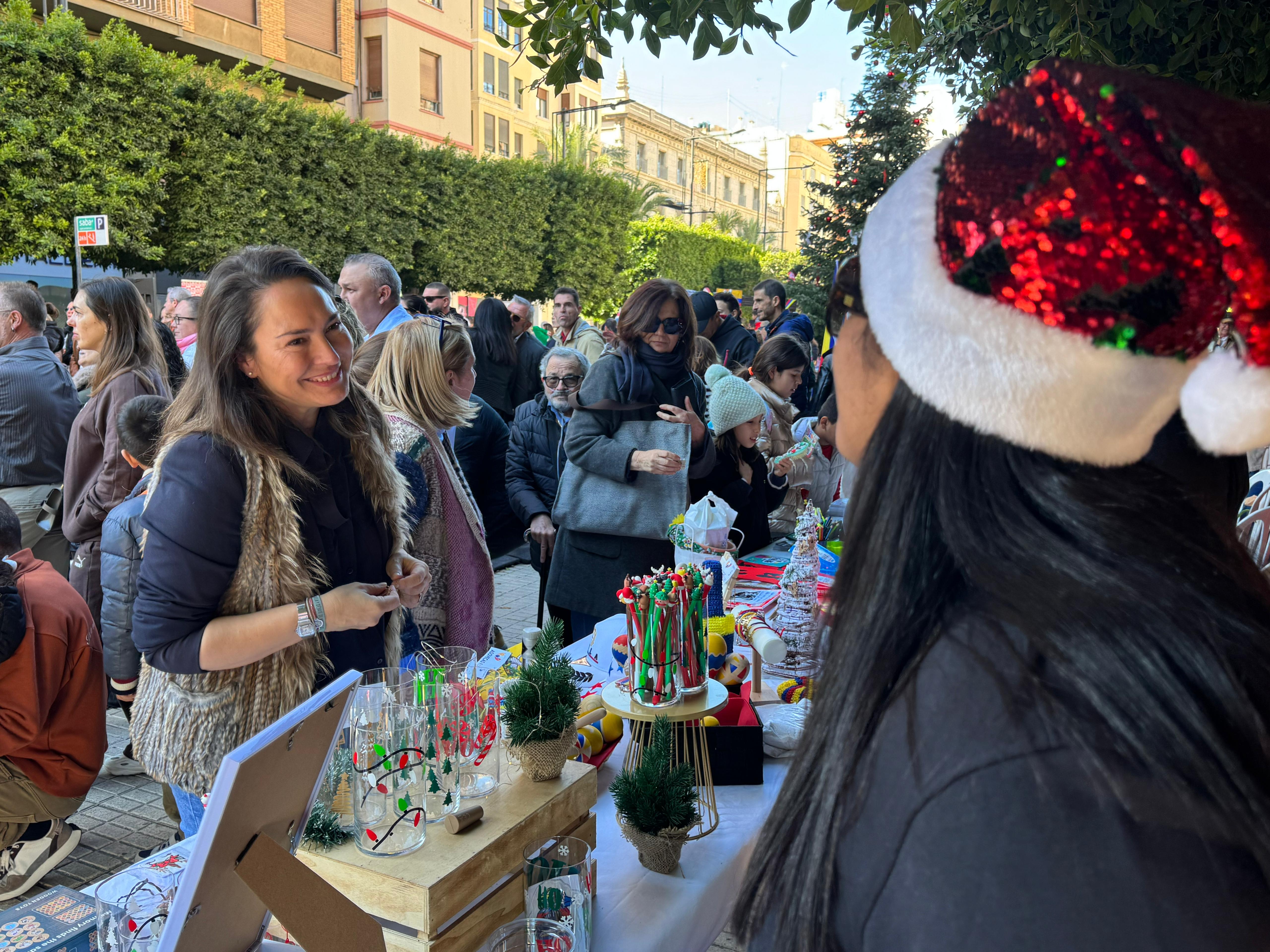 El Mercadillo Intercultural Navideño convierte la Plaza Huerto Sogueros en punto de encuentro para la diversidad y solidaridad de entidades sociales y religiosas