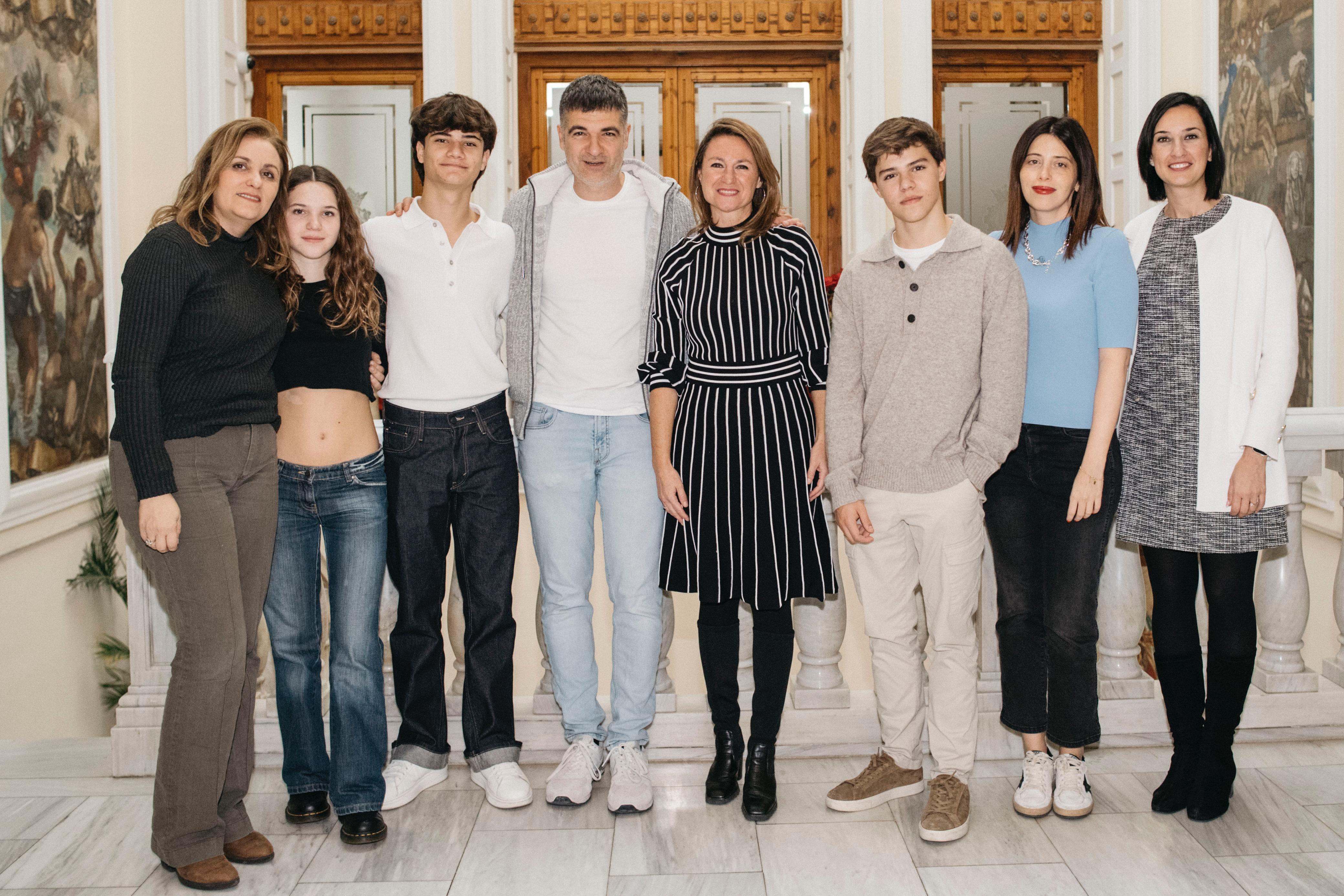 Begoña Carrasco recibe al escritor Eloy Moreno y a miembros del reparto y de la serie “Invisible” antes del esperado acto en el Teatro Principal