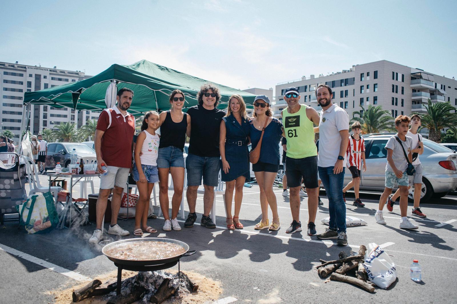 Begoña Carrasco acompaña a los vecinos de Censal que celebran su Concurso de Paellas dentro de su Fiesta Solidaria