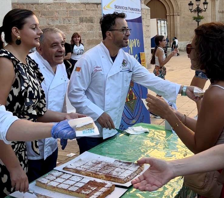 El Patronat de Turisme i el Gremi de Forners repartixen en la plaça Major 2.200 porcions de ‘Coca de Castelló’