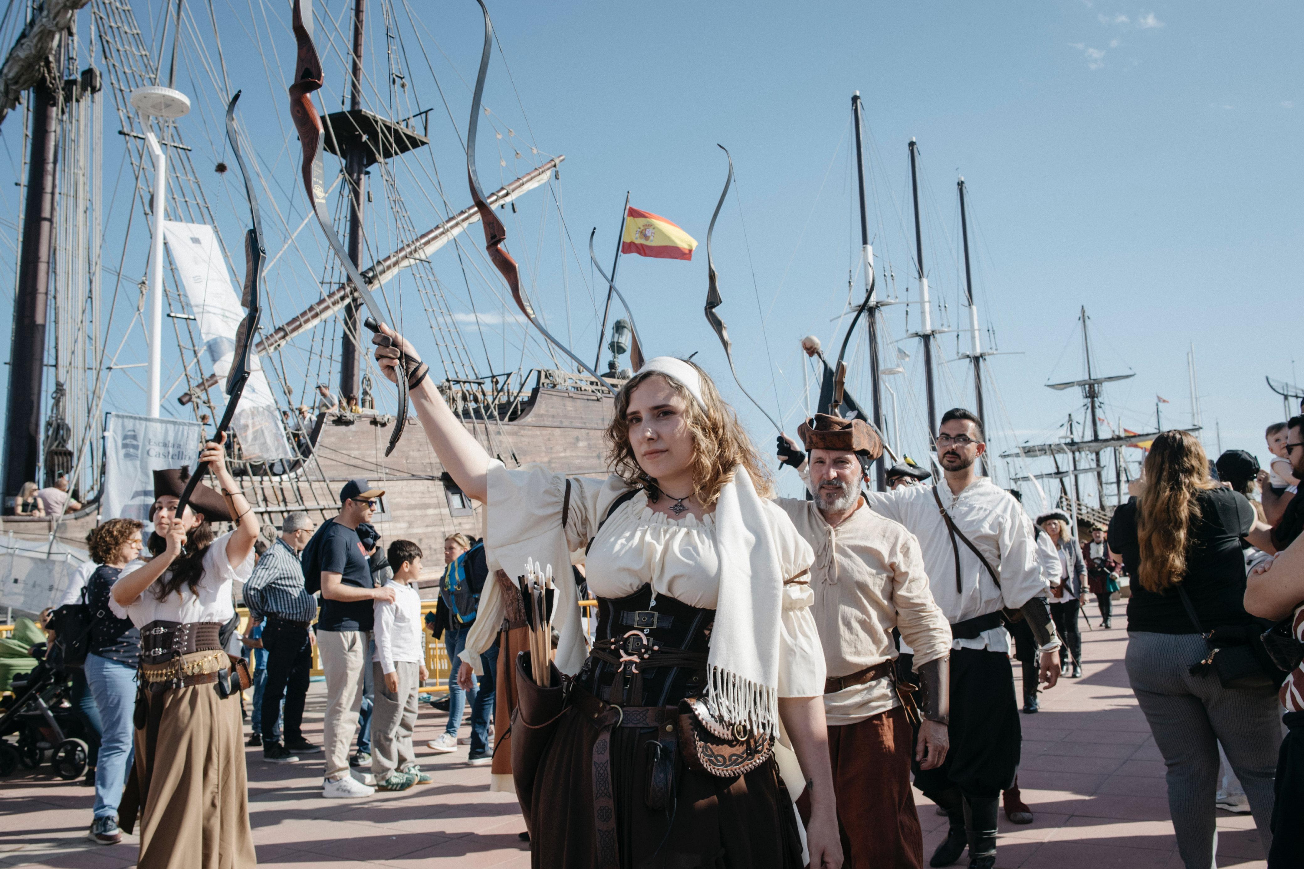 Más de 200 personas llenan el puerto de ambiente festivo con el Desfile Marinero de Escala a Castelló