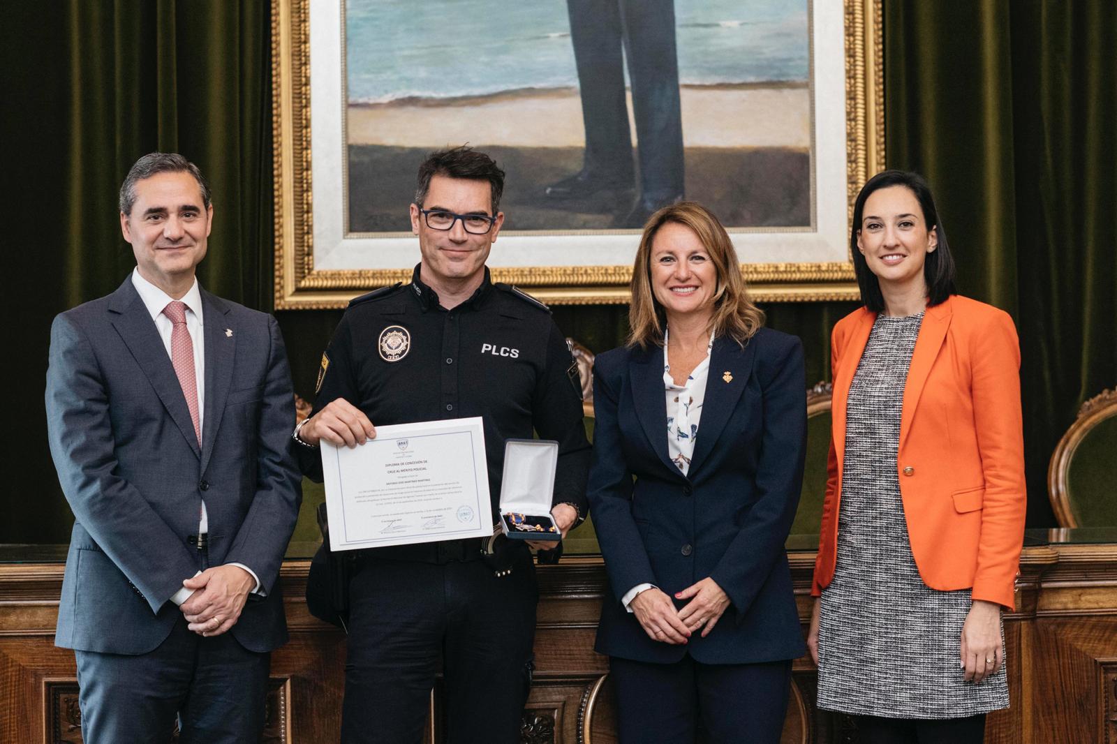 Policía Tutor de Castellón recibe la Cruz al Mérito Policial por su destacada trayectoria en la protección de menores