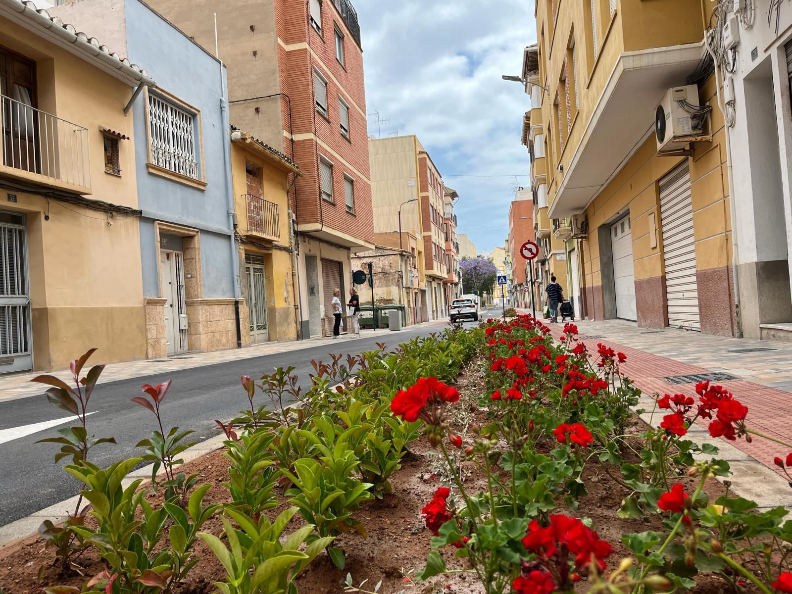 Culminen les obres de la Zona de Baixes Emissions en el Raval Sant Félix amb la incorporació de 597 espècies arbòries i 95 elements de mobiliari urbà