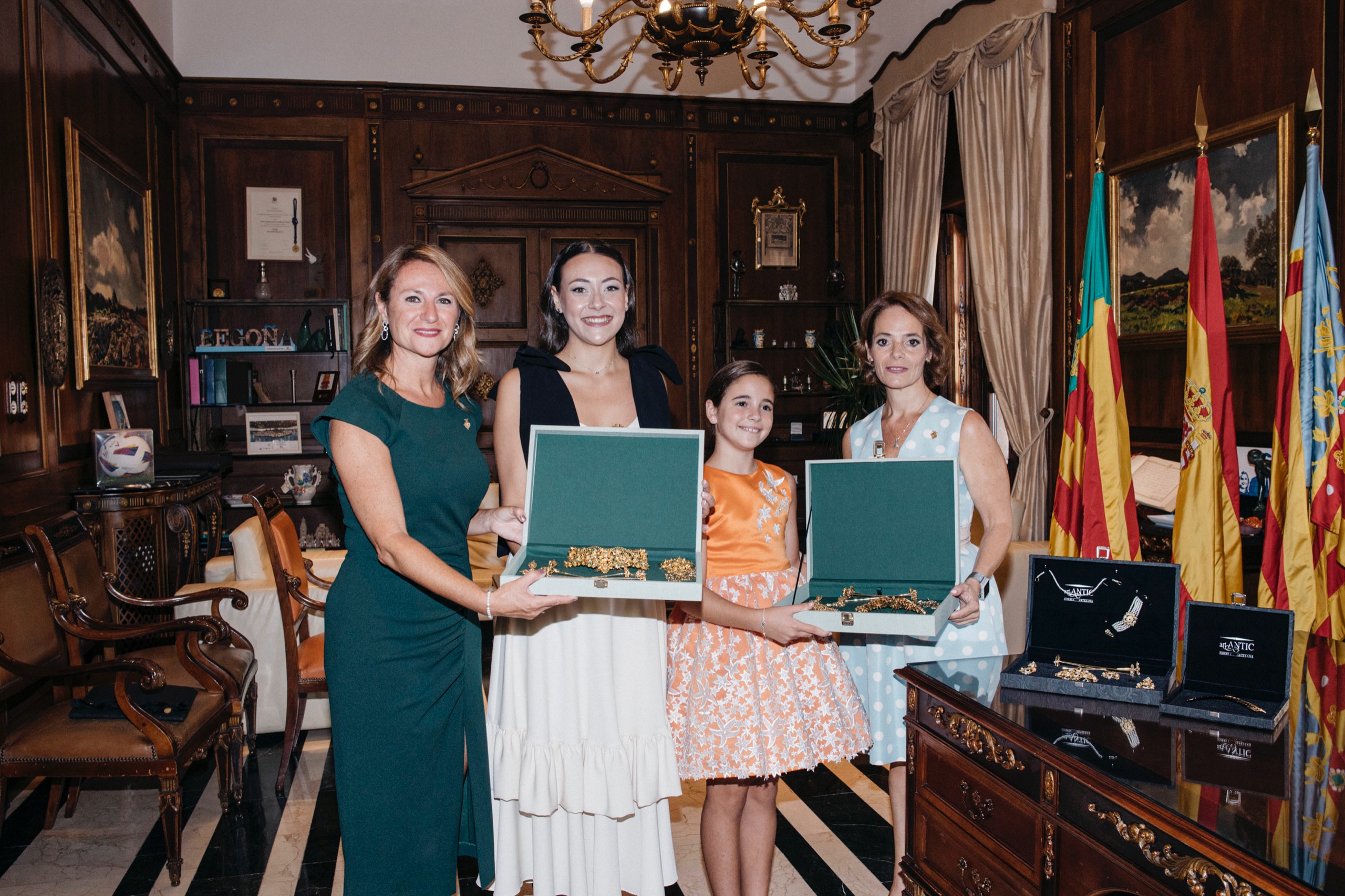 L'alcaldessa de Castelló entrega els adreços oficials a les Reines de les Festes Paula Torres i Carla Ibáñez